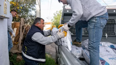 İzmir Güzelbahçe Belediyesi, kış aylarının gelmesiyle ihtiyaç sahibi vatandaşlara kömür
