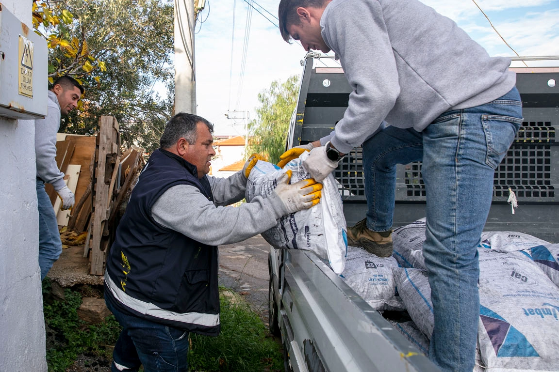 İzmir Güzelbahçe Belediyesi, kış aylarının gelmesiyle ihtiyaç sahibi vatandaşlara kömür