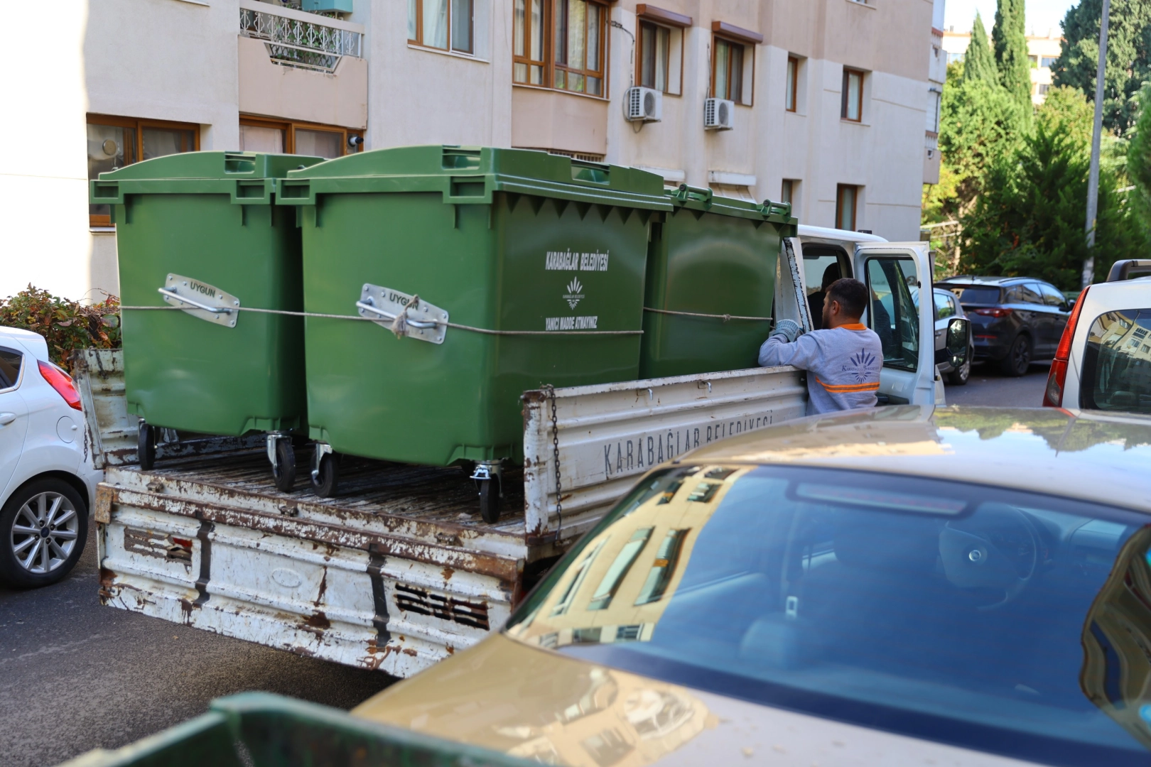 Karabağlar Belediyesi, ilçede temizlik hizmetlerini güçlendirmek amacıyla çöp konteynerlerini yenileme