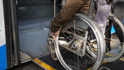 İzmir Büyükşehir Belediyesi, görme engelli yolcuların güvenle kullandığı ödüllü “Duraktayım”