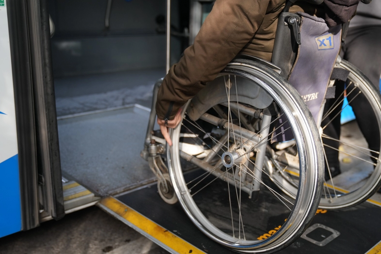 İzmir Büyükşehir Belediyesi, görme engelli yolcuların güvenle kullandığı ödüllü “Duraktayım”