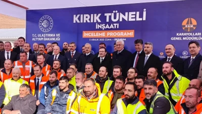 Ulaştırma ve Altyapı Bakanı Abdulkadir Uraloğlu, Kırık Tüneli şantiyesinde incelemelerde