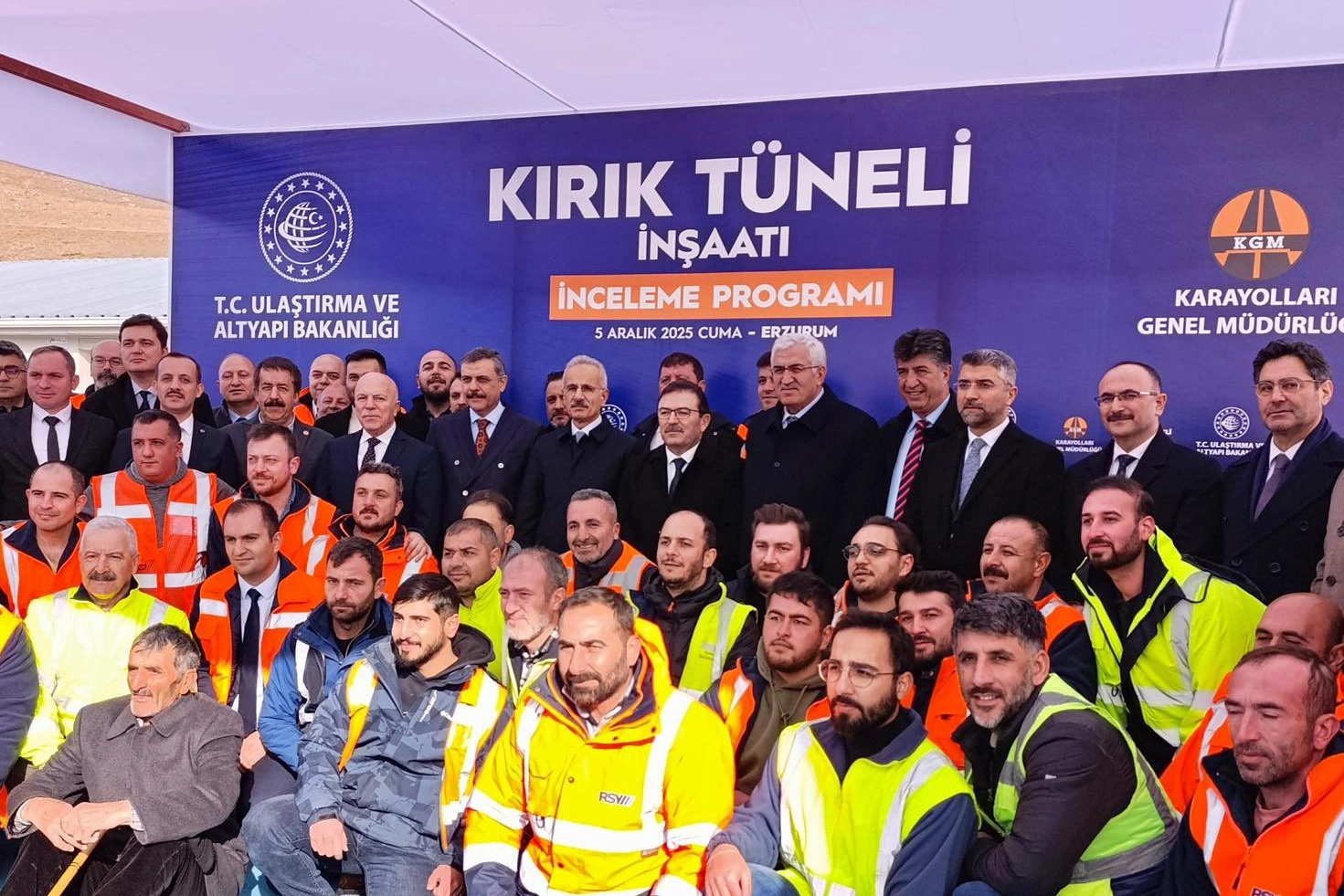 Ulaştırma ve Altyapı Bakanı Abdulkadir Uraloğlu, Kırık Tüneli şantiyesinde incelemelerde