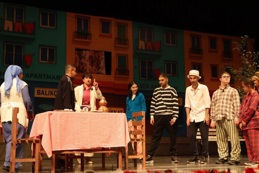 Kocaeli Çayırovalı özel bireyler, düzenlenen programda hünerlerini sergiledi. Tiyatro, folklor