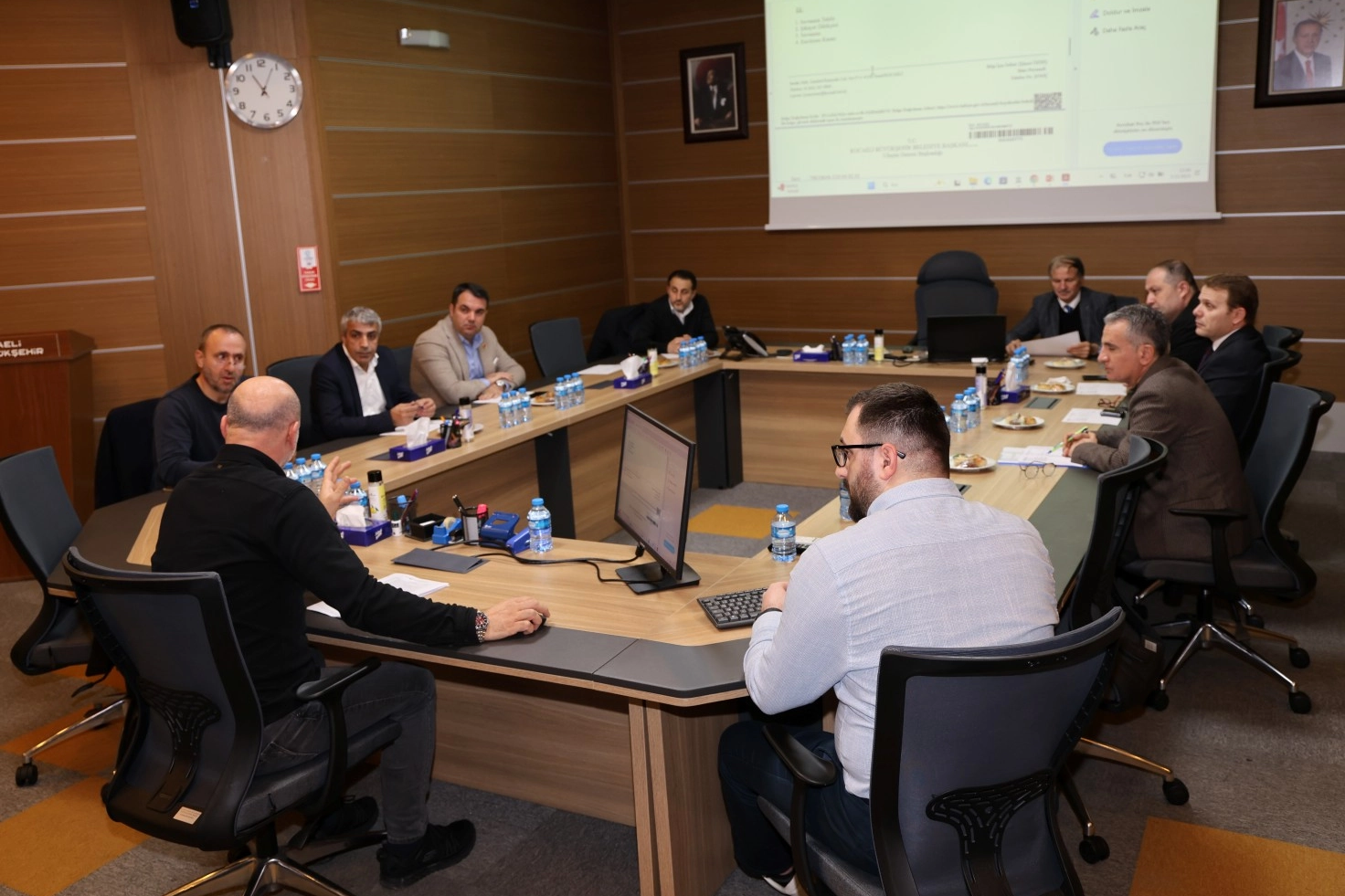 Kocaeli Büyükşehir Belediyesi Encümeni’nde yolcuyla tartışan ve trafik güvenliğini sağlayan