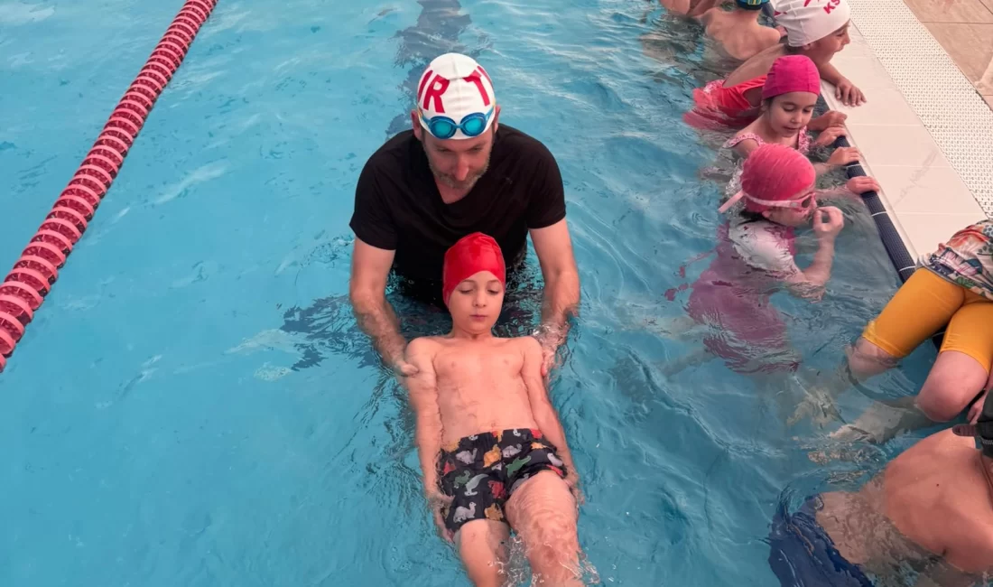 Kocaeli’de İzmit Belediyesinin ücretsiz yüzme eğitimleri kapsamında 30 Ağustos İlköğretim