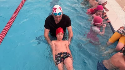 Kocaeli’de İzmit Belediyesinin ücretsiz yüzme eğitimleri kapsamında 30 Ağustos İlköğretim