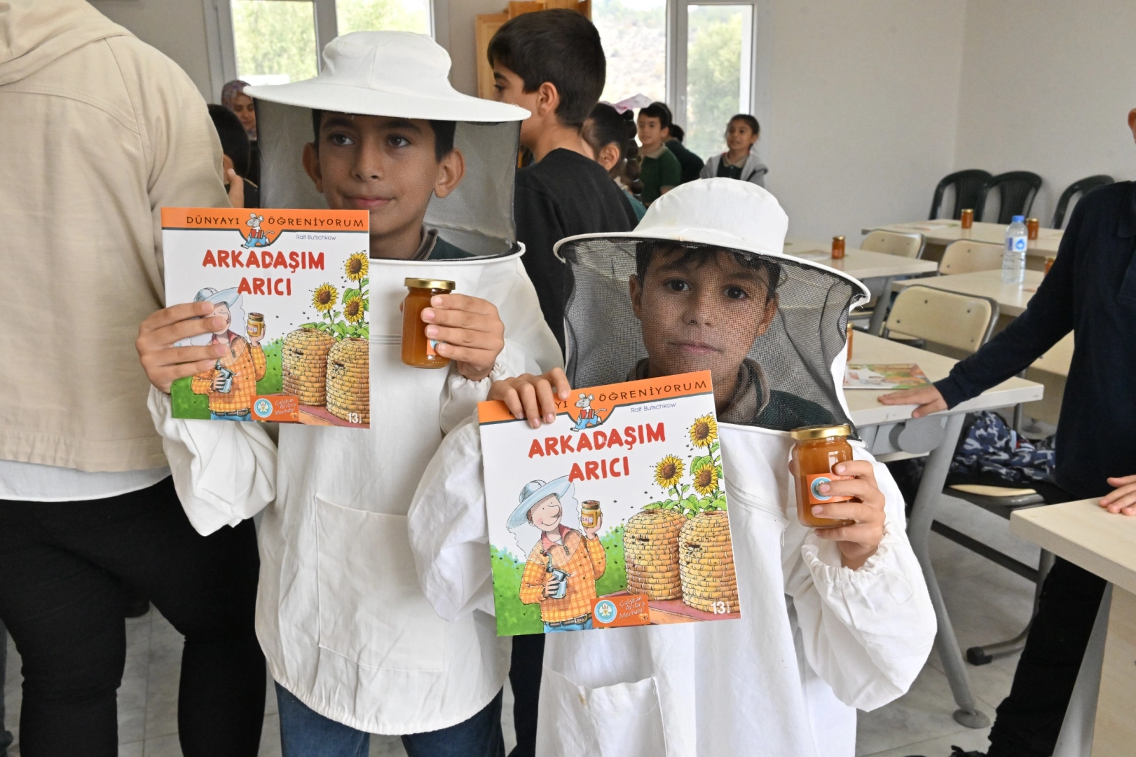 Manisa Büyükşehir Belediyesi, ekosistemin sürdürülebilirliği açısından büyük öneme sahip arıların