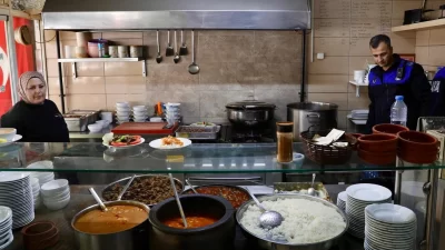 Türkiye genelinde artan gıda zehirlenmeleri sonrası Mudanya Belediyesi ekipleri, ilçedeki