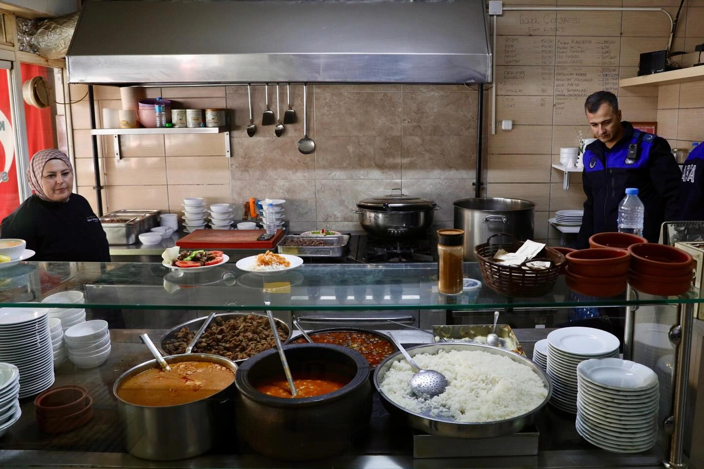 Türkiye genelinde artan gıda zehirlenmeleri sonrası Mudanya Belediyesi ekipleri, ilçedeki