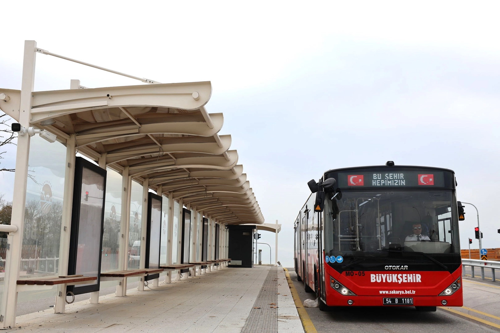 Sakarya Büyükşehir Belediyesi’nin tamamen öz kaynaklarla hayata geçirdiği Metrobüs Hattı’nda