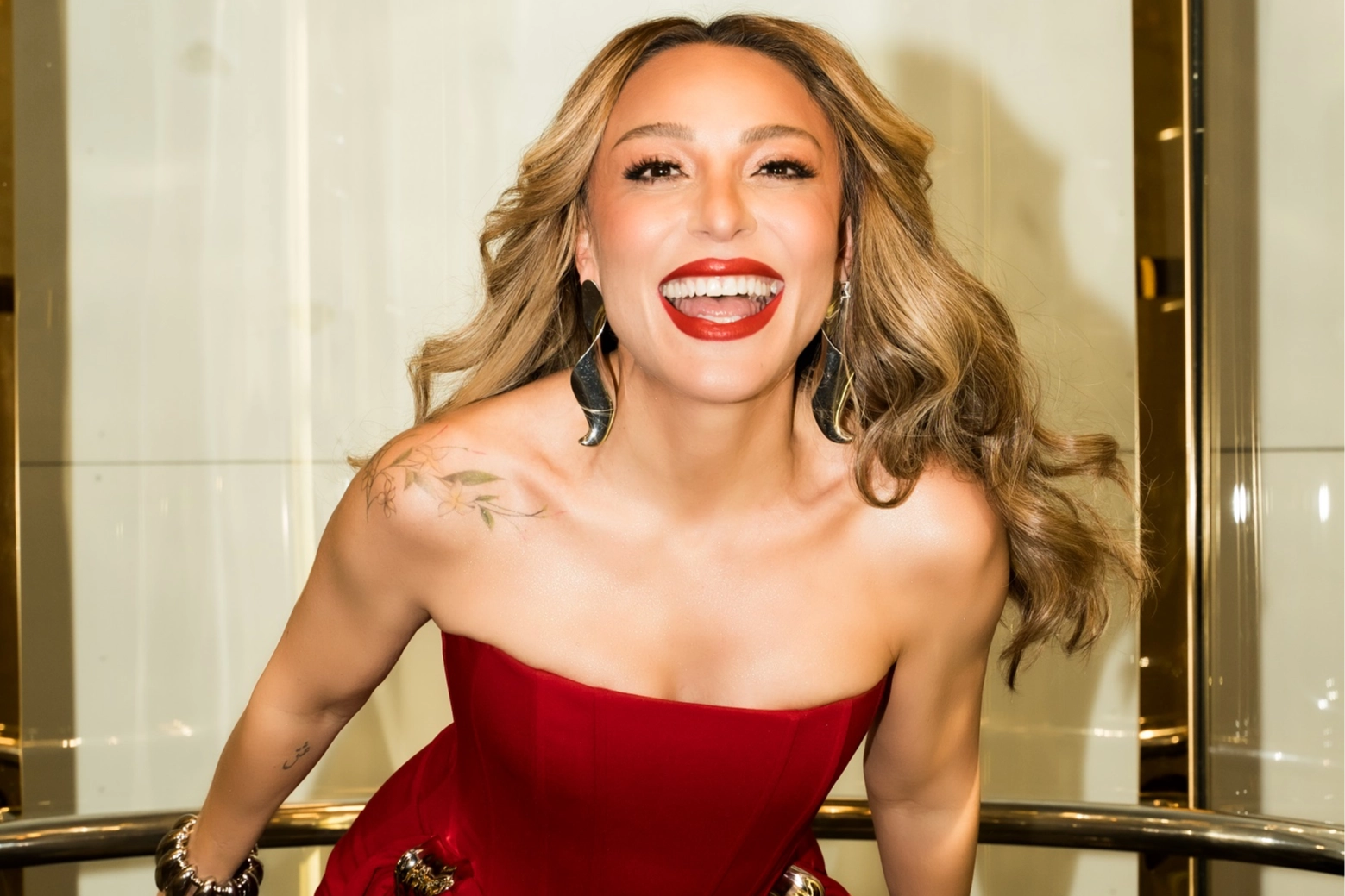 Türk pop müziğinin güçlü seslerinden Ziynet Sali, kırmızı elbisesiyle verdiği